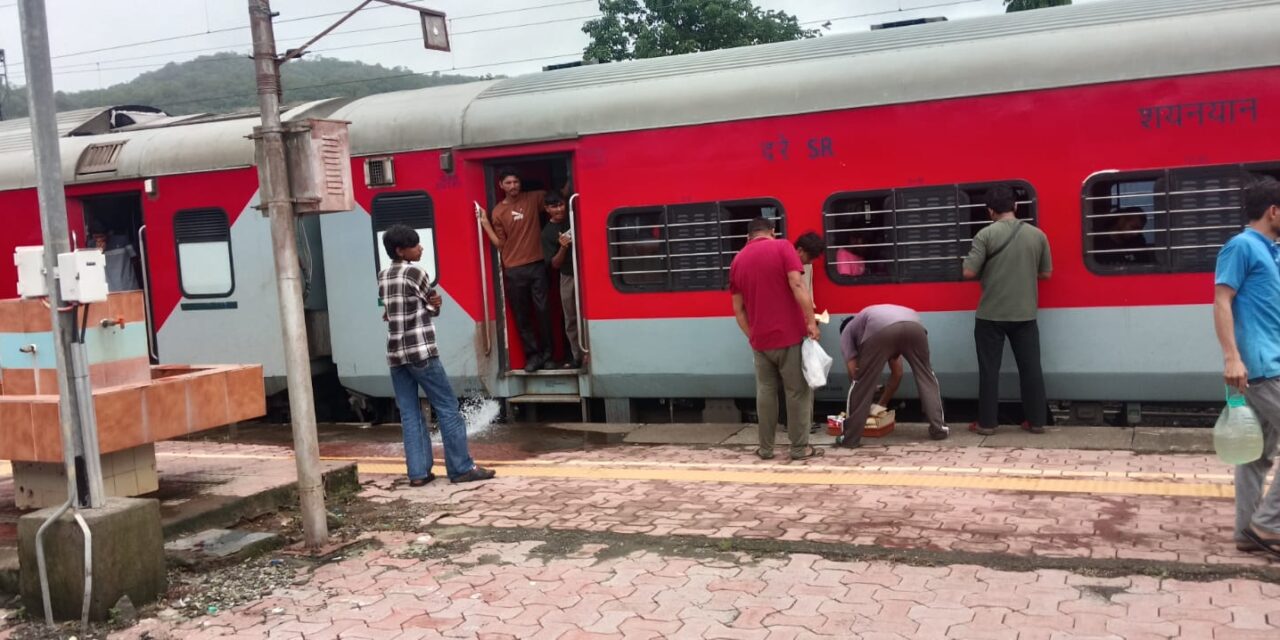 चिपळूण रेल्वे स्टेशनवर फलाट क्रमांक दोनवर प्रवासी भिजत असल्यामुळे तातडीने शेड व स्वच्छालयाचीही व्यवस्था करावी…