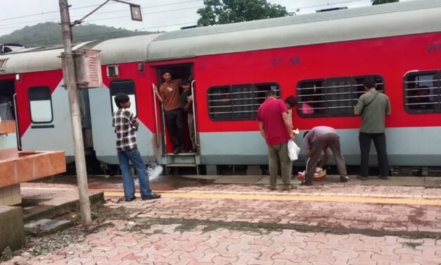 चिपळूण रेल्वे स्टेशनवर फलाट क्रमांक दोनवर प्रवासी भिजत असल्यामुळे तातडीने शेड व स्वच्छालयाचीही व्यवस्था करावी…