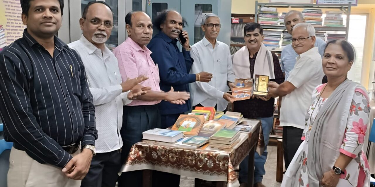 भारतरत्न डॉ. बाबासाहेब आंबेडकर वाचनालयाला प्रसाद कार्ले यांनी दिली पुस्तके भेट….