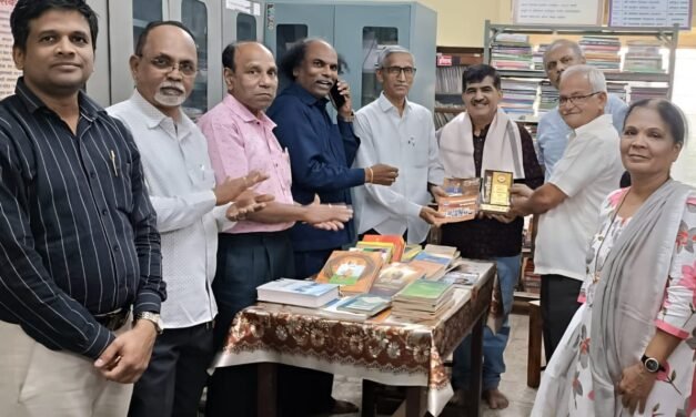 भारतरत्न डॉ. बाबासाहेब आंबेडकर वाचनालयाला प्रसाद कार्ले यांनी दिली पुस्तके भेट….