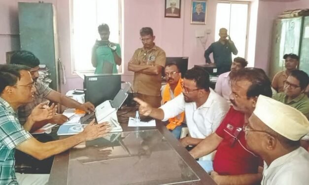 कुंभार्ली घाट रस्त्याची दुरवस्था  गुहागर -विजापूर मार्ग खड्डे प्रश्नी भीक मांगो आंदोलन