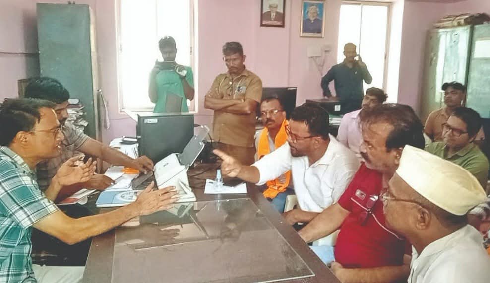 कुंभार्ली घाट रस्त्याची दुरवस्था गुहागर -विजापूर मार्ग खड्डे प्रश्नी भीक मांगो आंदोलन