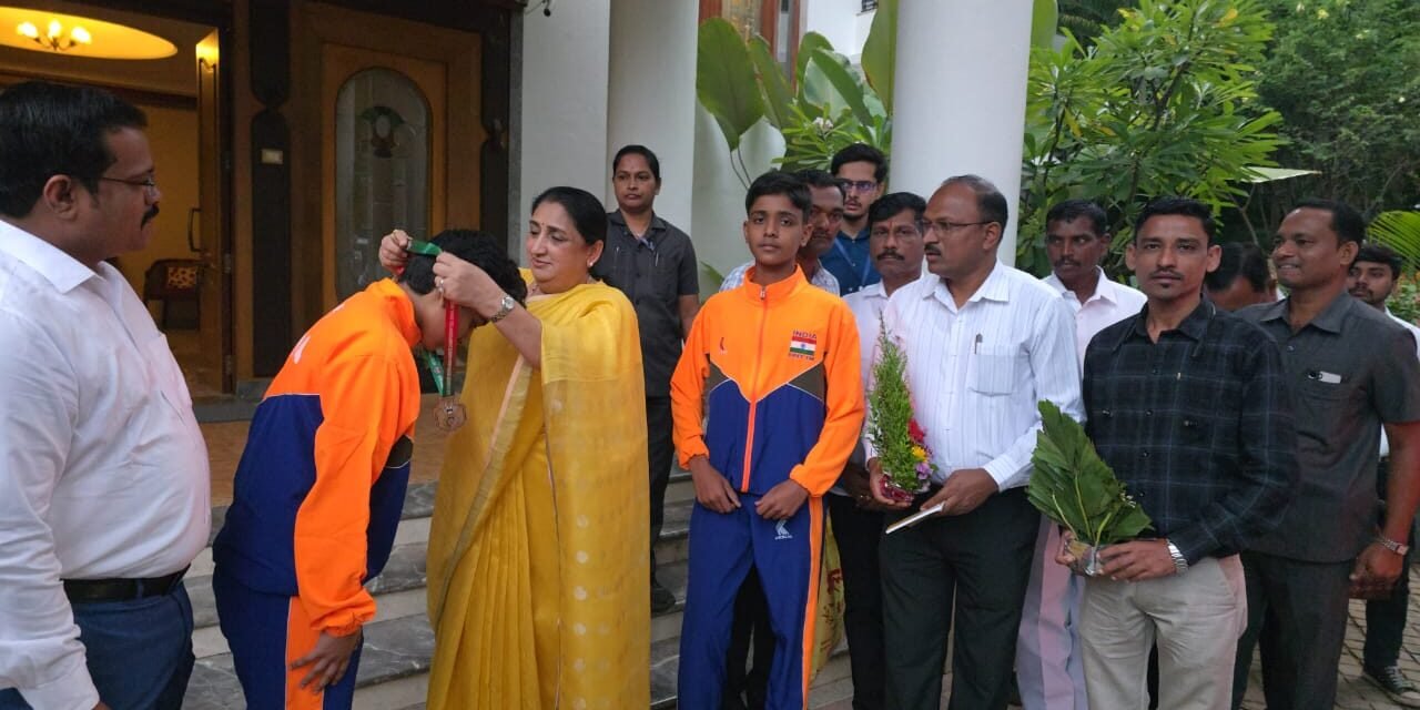 दक्षिण आशियाई कराटे स्पर्धेत यश संपादन करणाऱ्या बारामतीच्या खेळाडूंचा उपमुख्यमंत्री सुनेत्रा अजित पवार यांच्या हस्ते गौरव