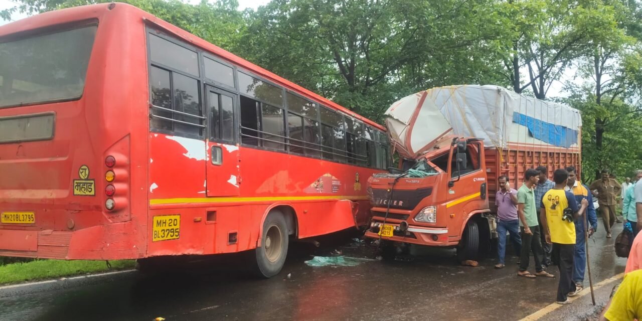 महाड-दापोली मार्गावर एसटी बस व ट्रकच्या अपघातात चार प्रवासी जखमी…