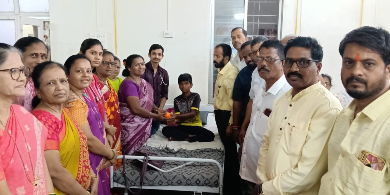 उद्धव ठाकरे यांच्या वाढदिवसानिमित्त राजापूरमध्ये शिवसेनेचा समाजसेवेचा संस्कार; ग्रामीण रुग्णालयात फळवाटप
