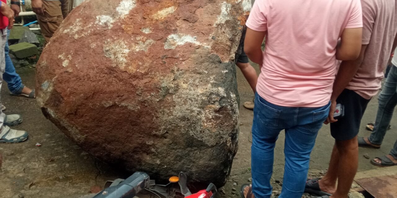 श्रीवर्धनमध्ये डोंगरावरून प्रचंड दगड कोसळला; थोडक्यात मोठी दुर्घटना टळली, दुचाकीचा चक्काचूर