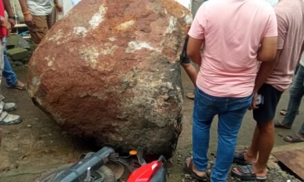 श्रीवर्धनमध्ये डोंगरावरून प्रचंड दगड कोसळला; थोडक्यात मोठी दुर्घटना टळली, दुचाकीचा चक्काचूर
