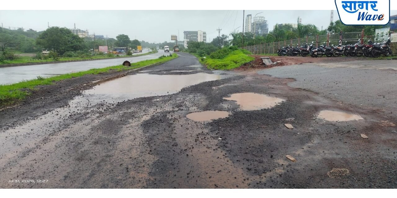 पिरलोटे येथे सर्विस रोडला आले तळ्याचे स्वरूप.वाहन चालकांचे हाल, अपघातांची शक्यता वाढली….