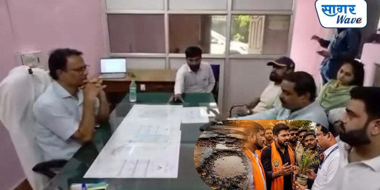 रस्त्यांवरील खड्ड्यांवरून शिवसेना (उद्धव बाळासाहेब ठाकरे) व युवा सेनेचा संताप; राष्ट्रीय महामार्ग अधिकाऱ्यांना ‘बेशरमची झाडे’ भेट…