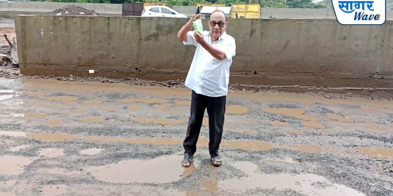 खड्ड्यांमध्ये उभे राहून शौकत मुकादम यांचे अनोखे आंदोलनचुना… लावायचाच असेल तर खड्ड्यांनाही लावा…राष्ट्रीय महामार्ग अधिकाऱ्यांना चुना भेट देत निषेध…