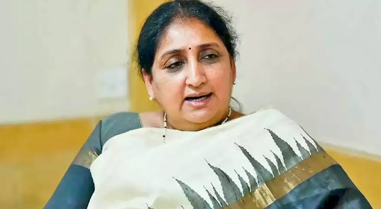 प्रत्येक यशस्वी व्यक्तीच्या आयुष्याच्या पाठीशी तिच्या आईचे संस्कार… तिची प्रार्थना आणि तिचे अथक कष्ट उभे असतात – सुनेत्रा पवार