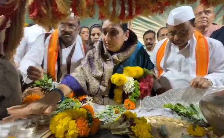 माऊली’च्या चरणी उपमुख्यमंत्री सुनेत्रा अजितदादा पवार; वारकऱ्यांसोबत भोजनाचा घेतला आस्वाद ; अनुभवला भक्तीचा अविस्मरणीय सोहळा
