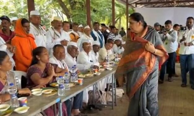 वारकरी सेवेचा भक्तीभाव जपत उपमुख्यमंत्री सुनेत्रा अजितदादा पवार यांच्याकडून काटेवाडीत वारकऱ्यांसाठी स्नेहभोजन….