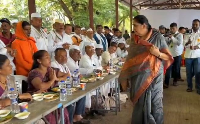 वारकरी सेवेचा भक्तीभाव जपत उपमुख्यमंत्री सुनेत्रा अजितदादा पवार यांच्याकडून काटेवाडीत वारकऱ्यांसाठी स्नेहभोजन….