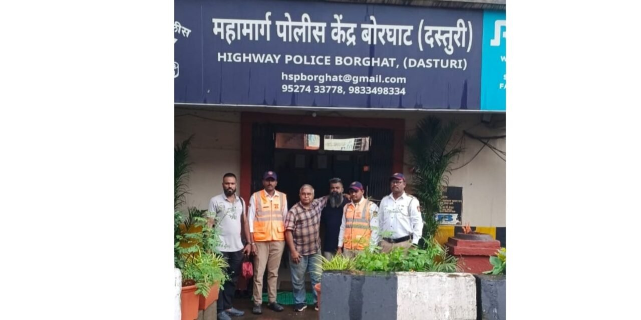 दरीत तब्बल ५० फूट कोसळली कार; मृत्यूच्या दाढेतून महामार्ग पोलिसांनी चालकाला खेचून आणले!…