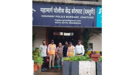 दरीत तब्बल ५० फूट कोसळली कार; मृत्यूच्या दाढेतून महामार्ग पोलिसांनी चालकाला खेचून आणले!…