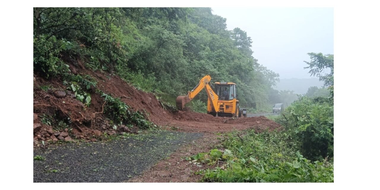 तळवडे येथे रस्त्यावर दरड; एसटी चार तास खोळंबली ;विद्यार्थी, नोकरदारांचे हाल; स्थानिकांच्या मदतीने मार्ग मोकळा..
