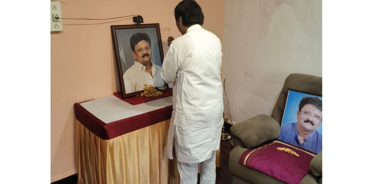 विनायक राऊत यांची कै. राजेश सावंत यांच्या कुटुंबीयांची सांत्वनपर भेट..
