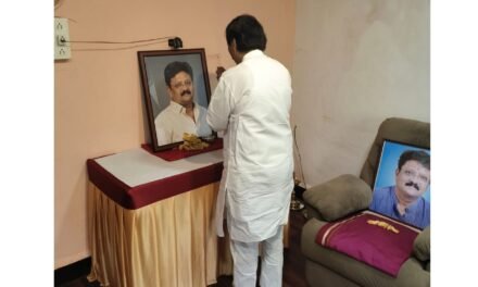 विनायक राऊत यांची कै. राजेश सावंत यांच्या कुटुंबीयांची सांत्वनपर भेट..