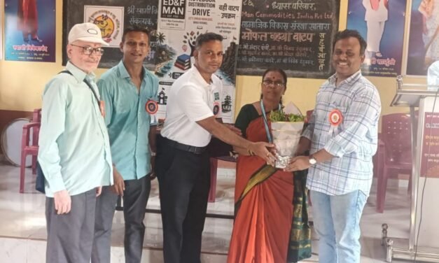श्रीमान मथुरभाई बुटाला हायस्कुल मध्ये वह्या वाटप..