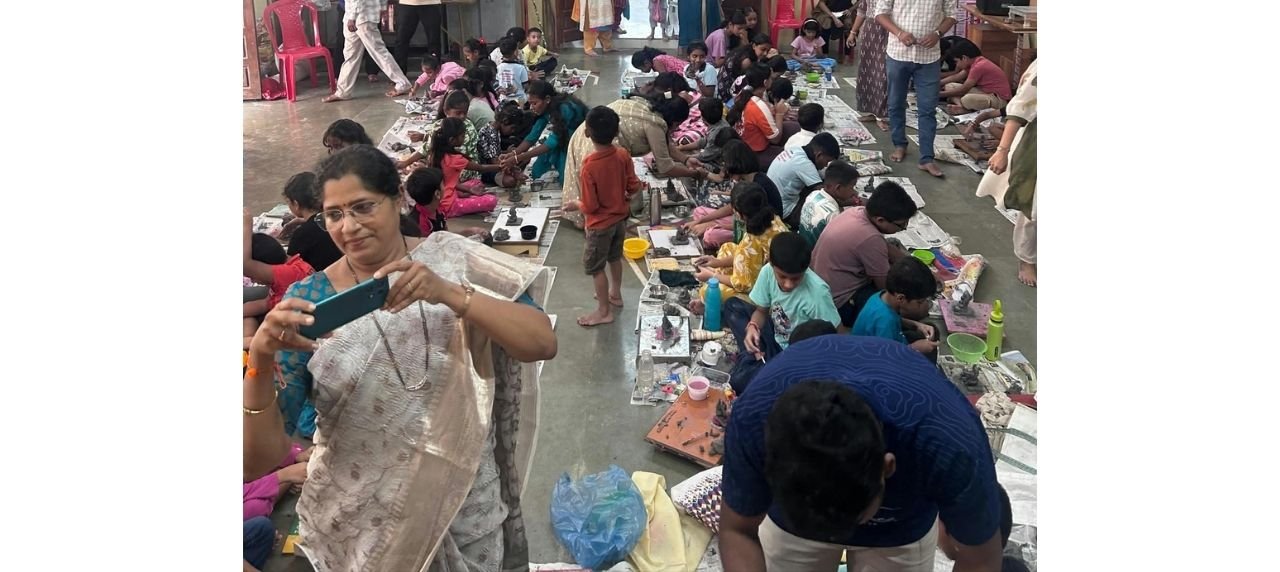 चिपळूणच्या पेठमापमध्ये शाडू गणेशमूर्ती तयार करण्याची कार्यशाळा उत्साहात…!