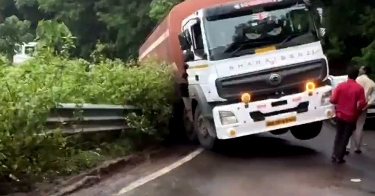 कुंभार्ली घाटात मोठ्या वळणावर टँकर पलटी; वाहतूक ठप्प, शिरगाव पोलिसांनी तासाभरात केली सुरळीत…
