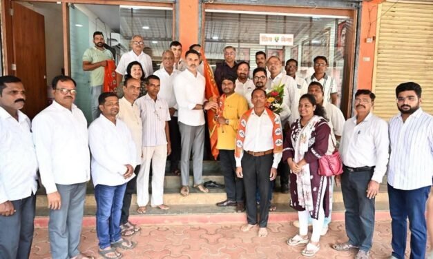 चिखलगाव येथे उबाठा गटाला मोठा धक्का; शाखाप्रमुख राजेश शिगवण यांचा शिंदे गटात प्रवेश..