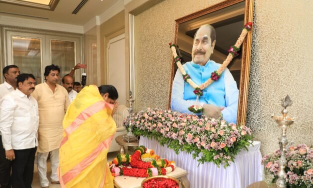 उपमुख्यमंत्री सुनेत्रा पवार यांची सतेज पाटील यांच्या निवासस्थानी सांत्वनपर भेट; स्वर्गीय डी. वाय. पाटील यांना वाहिली श्रद्धांजली…