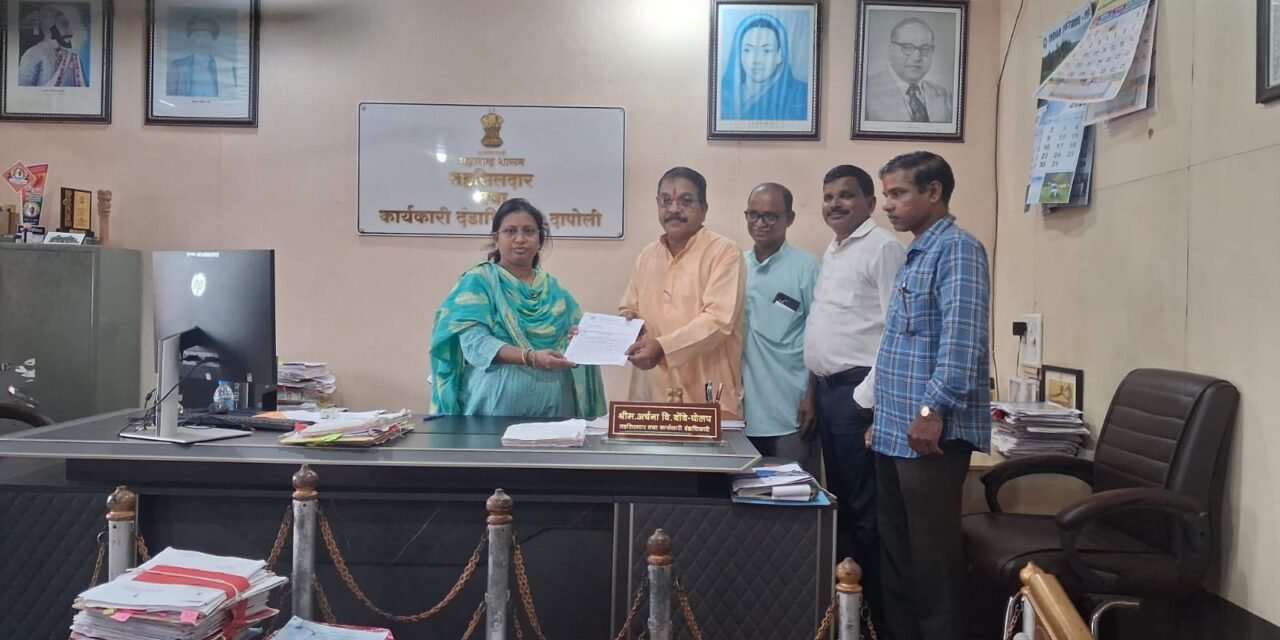 प्लास्टिकच्या राष्ट्रध्वजांचा वापर थांबवून राष्ट्रध्वजाचा सन्मान राखण्याचे आवाहन; हिंदू जनजागृती समितीचे तहसीलदारांना निवेदन…