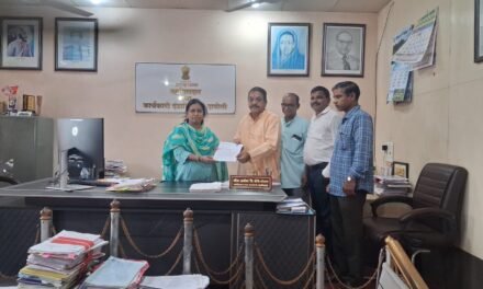 प्लास्टिकच्या राष्ट्रध्वजांचा वापर थांबवून राष्ट्रध्वजाचा सन्मान राखण्याचे आवाहन; हिंदू जनजागृती समितीचे तहसीलदारांना निवेदन…