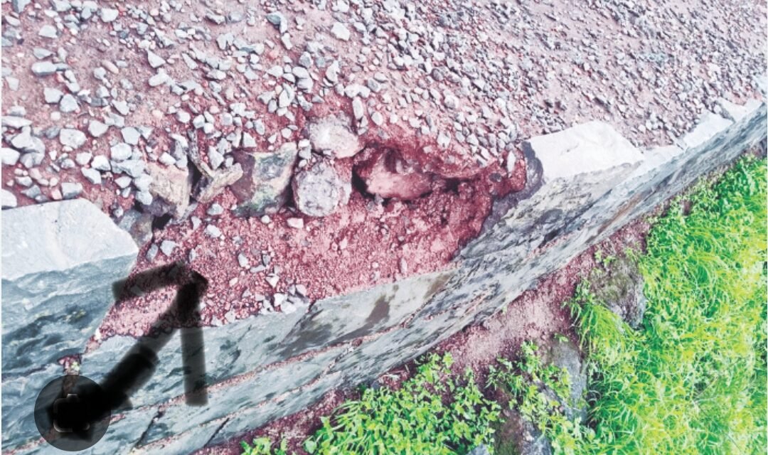 रसाळगड संवर्धनाच्या दर्जावर प्रश्नचिन्ह; कोट्यवधींचा निधी खर्चूनही दगडी बांधकामातील दगड निखळल्याचा आरोप..