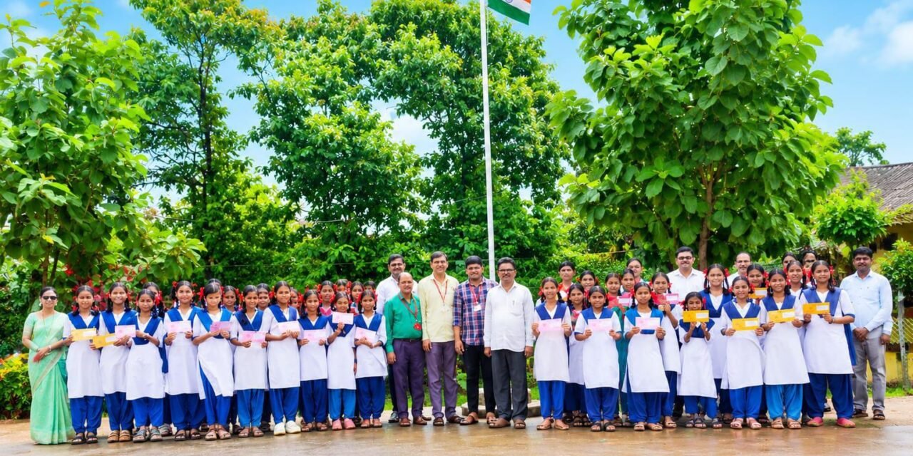 देशाच्या सीमेवर लढाणाऱ्या जवानांसाठी चंद्रकांत बाईत विद्यालयातर्फे पाठविल्या राख्या .