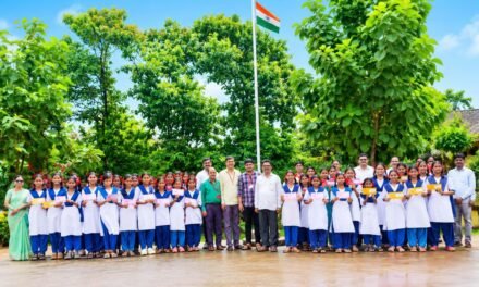 देशाच्या सीमेवर लढाणाऱ्या जवानांसाठी चंद्रकांत बाईत विद्यालयातर्फे पाठविल्या राख्या .