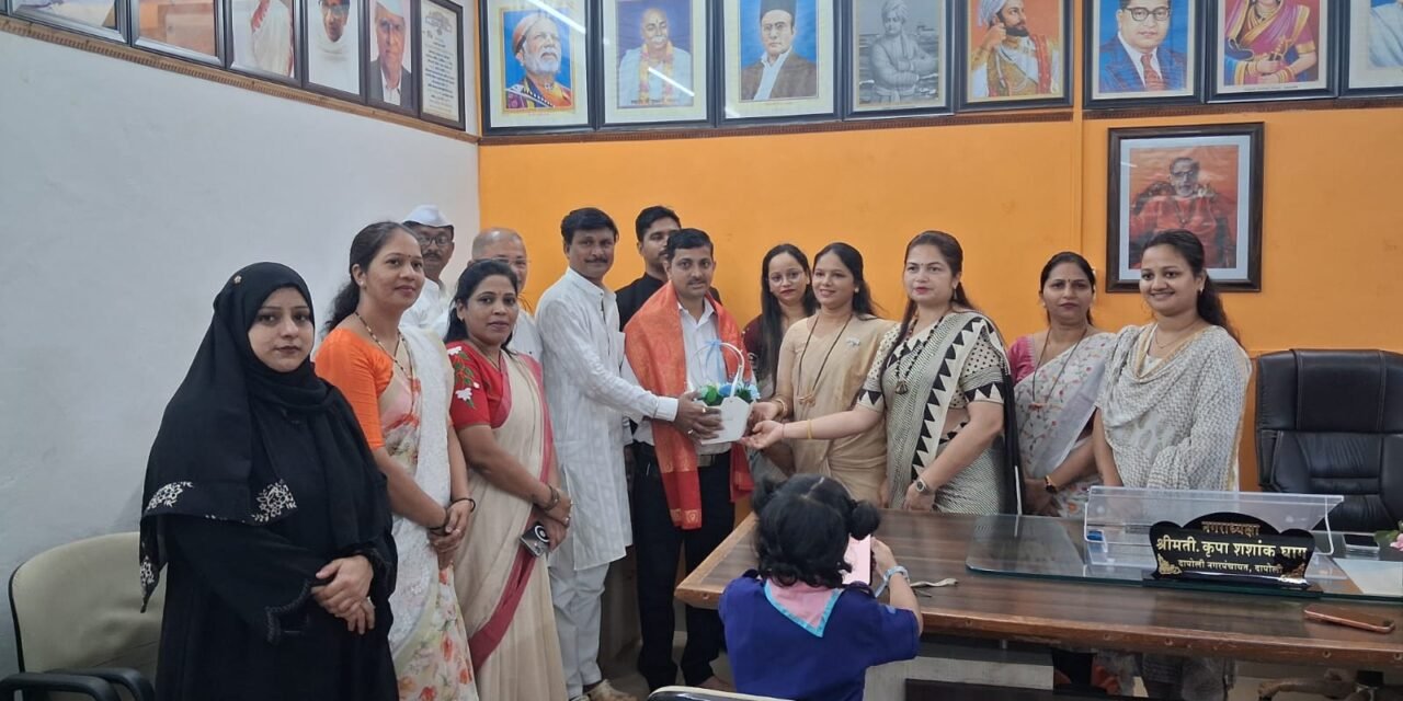 दापोलीच्या नगराध्यक्षांकडून नगरपंचायतीच्या कर्मचाऱ्यांचा सन्मान