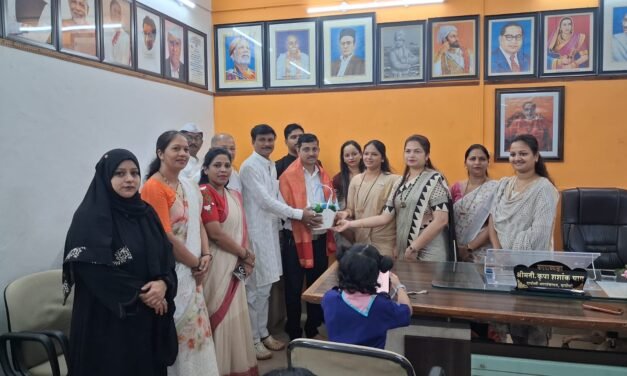 दापोलीच्या नगराध्यक्षांकडून नगरपंचायतीच्या कर्मचाऱ्यांचा सन्मान