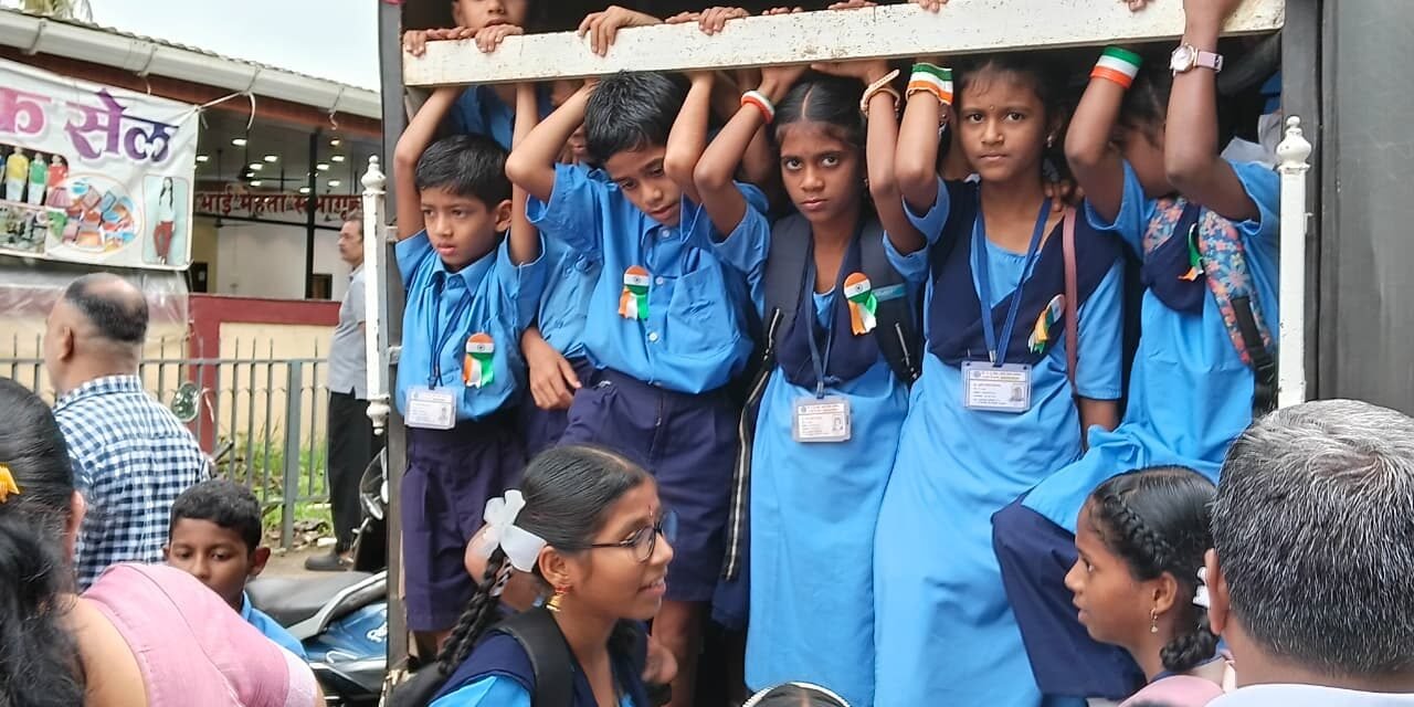 विद्यार्थ्यांचा जीवघेणा प्रवास; आयोजकांच्या नियोजनावर प्रश्नचिन्ह..