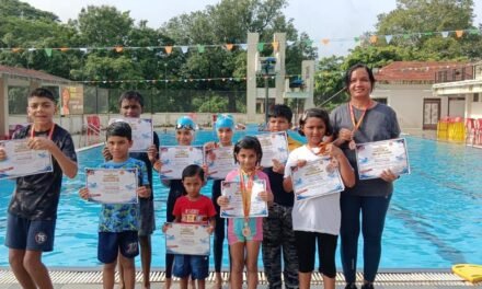 सह्याद्री स्पोर्ट्स अकॅडमीच्या रौप्य आणि कांस्य पदक विजेत्या जलतरणपटूंसोबत डॉ मनीषा वाघमारे…