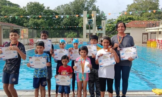 सह्याद्री स्पोर्ट्स अकॅडमीच्या रौप्य आणि कांस्य पदक विजेत्या जलतरणपटूंसोबत डॉ मनीषा वाघमारे…