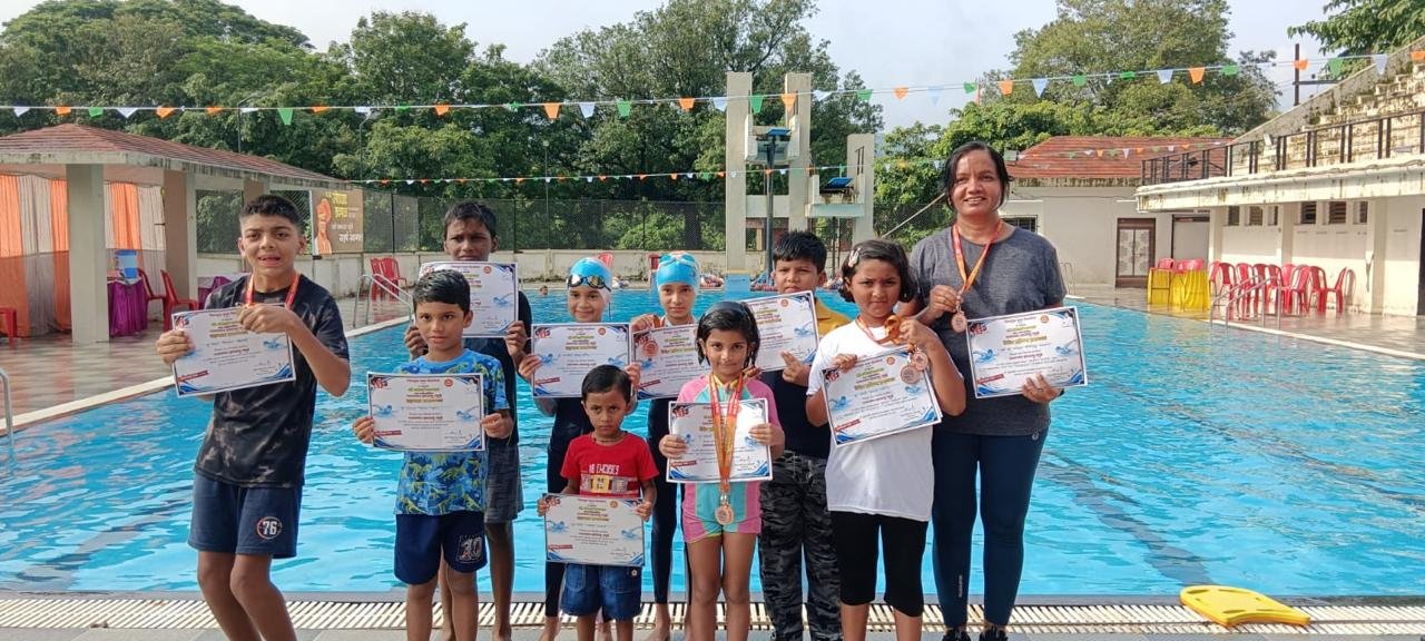 सह्याद्री स्पोर्ट्स अकॅडमीच्या रौप्य आणि कांस्य पदक विजेत्या जलतरणपटूंसोबत डॉ मनीषा वाघमारे…