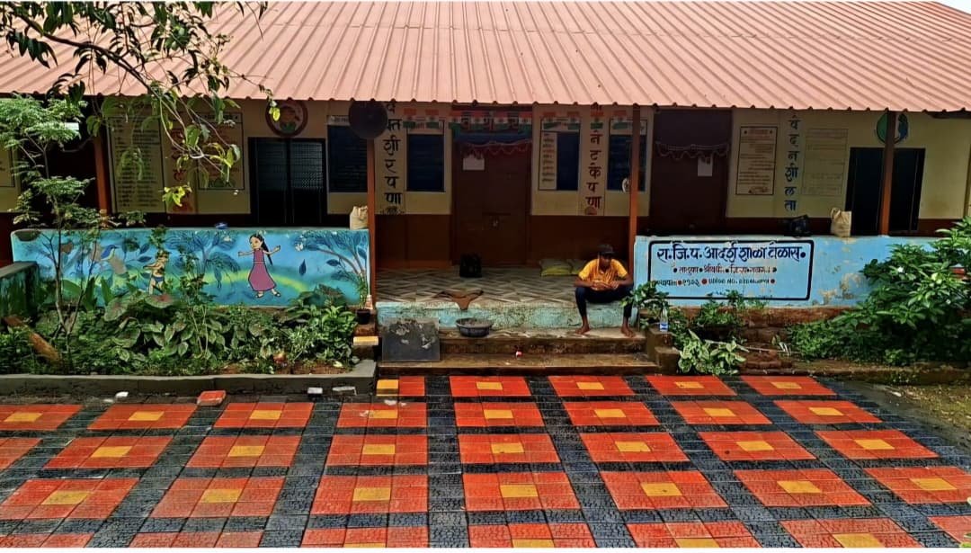 आदर्श मराठी शाळा वेळास येथे लोकसहभागाची क्रांती; दीड लाख रुपये खर्चाचे पेव्हर ब्लॉकचे काम पूर्ण!..