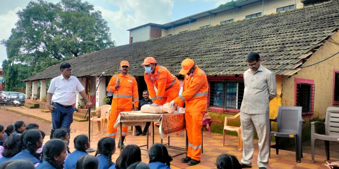 डॉ. बी. ए. हायस्कूल व कनिष्ठ महाविद्यालयात एन.डी.आर.एफ. पथकाकडून विद्यार्थ्यांना मार्गदर्शन व प्रात्यक्षिके..