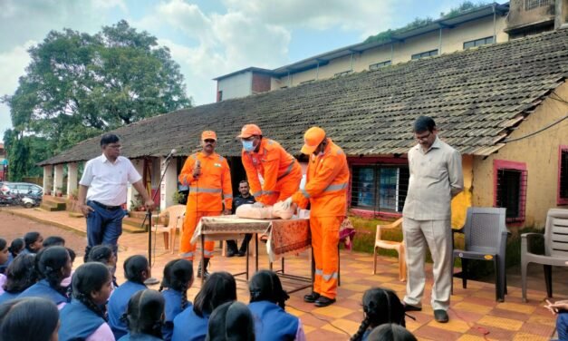 डॉ. बी. ए. हायस्कूल व कनिष्ठ महाविद्यालयात एन.डी.आर.एफ. पथकाकडून विद्यार्थ्यांना मार्गदर्शन व प्रात्यक्षिके..