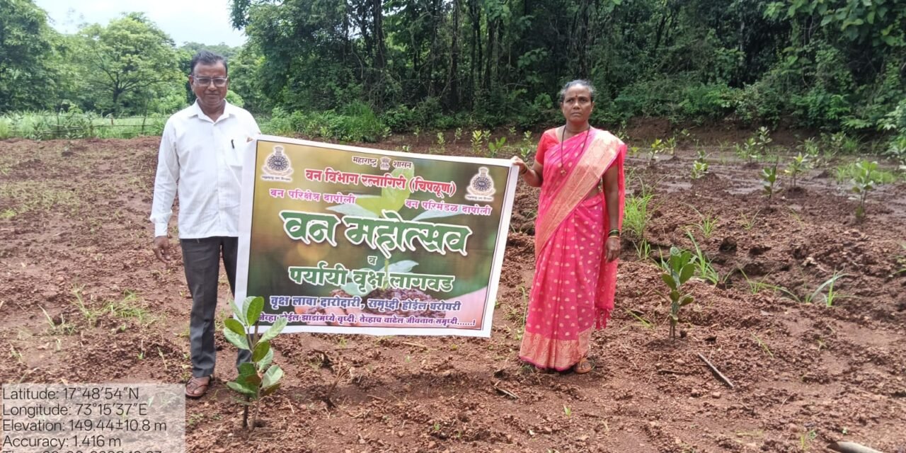 दापोलीचे माजी सभापती राजेश गुजर यांच्या पुढाकाराने मुगीज परिसरात वृक्षलागवड..