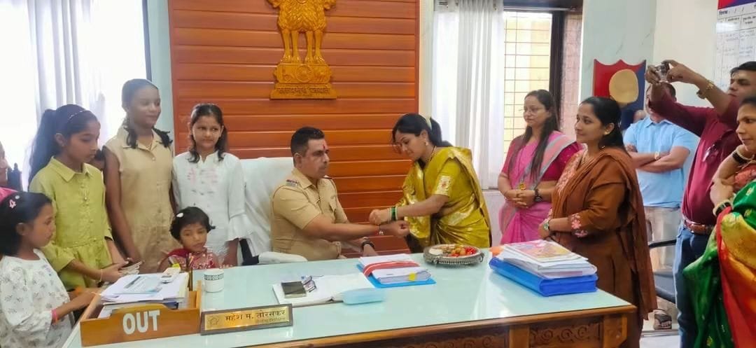 दापोलीमधील क्षितिज कलामंचतर्फे पोलीस ठाण्यात रक्षाबंधन…!