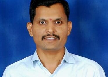 कोंढे ग्रामसभेत तलाठी समाधान सरगर यांच्या अभिनंदनाचा ठराव
