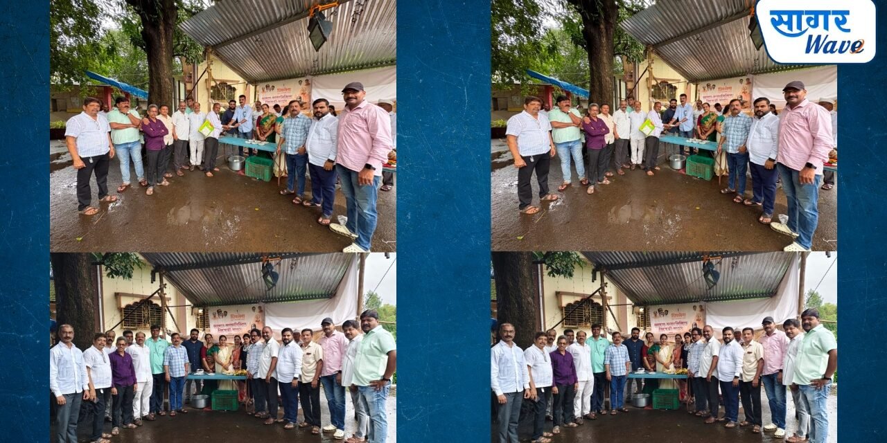श्रावण मासानिमित्त श्री क्षेत्र गांधारेश्वर येथे शिवसेनेतर्फे भाविकांना खिचडी वाटप