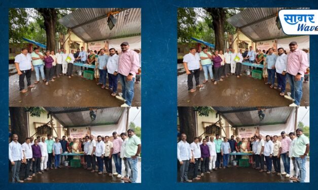 श्रावण मासानिमित्त श्री क्षेत्र गांधारेश्वर येथे शिवसेनेतर्फे भाविकांना खिचडी वाटप
