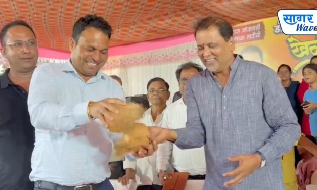 रायगडात रंगली पारंपरिक नारळ फोडीची स्पर्धा; कोकणातून १०० हून अधिक स्पर्धक सहभागी!