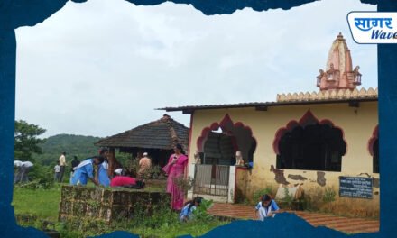 तुळशीतील भैरवनाथ मंदिर परिसरात विद्यार्थ्यांचे स्वच्छता अभियान