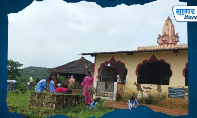 तुळशीतील भैरवनाथ मंदिर परिसरात विद्यार्थ्यांचे स्वच्छता अभियान